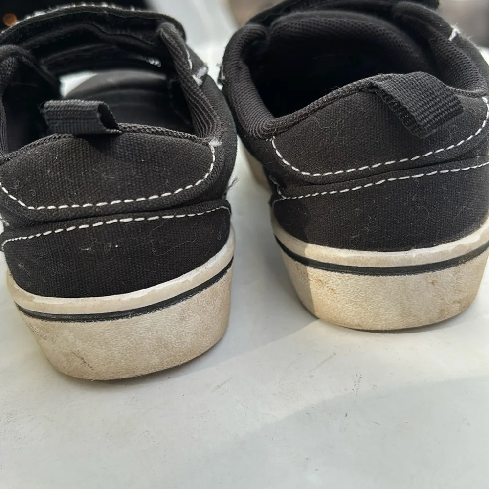 Little boys Wonder Nation memory foam black shoes